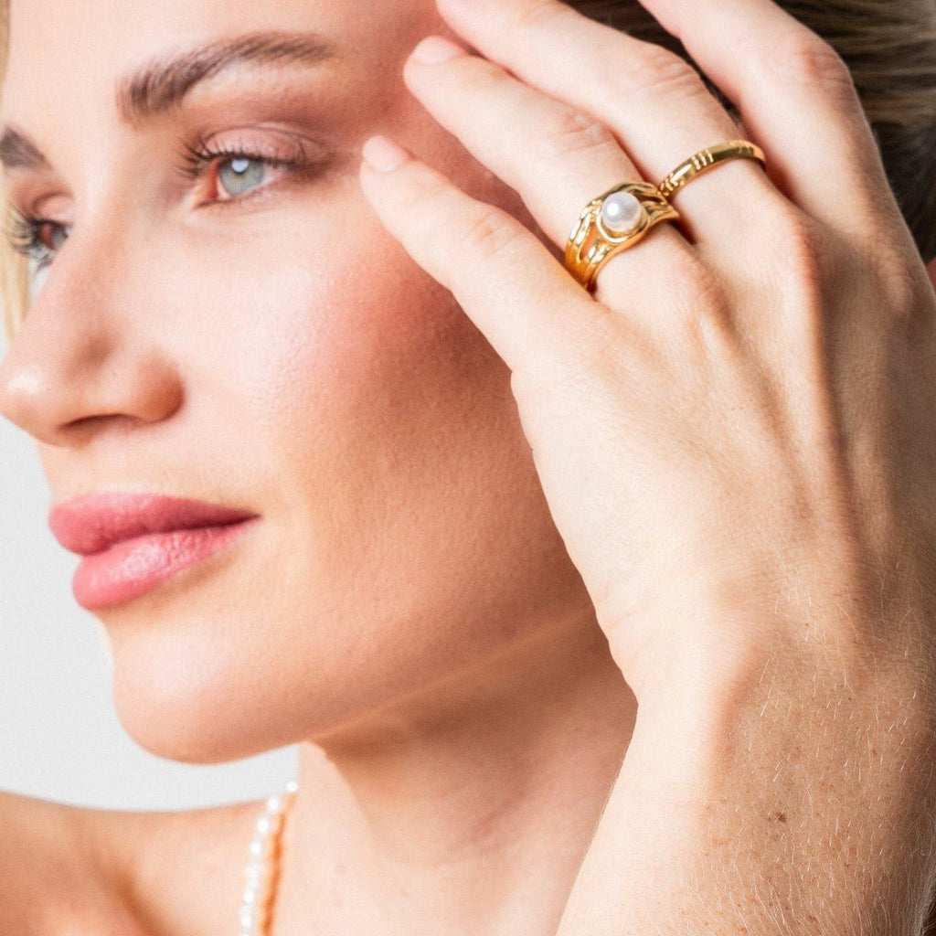 Solitaire Pearl Catalina Ring Plated in 18k Gold