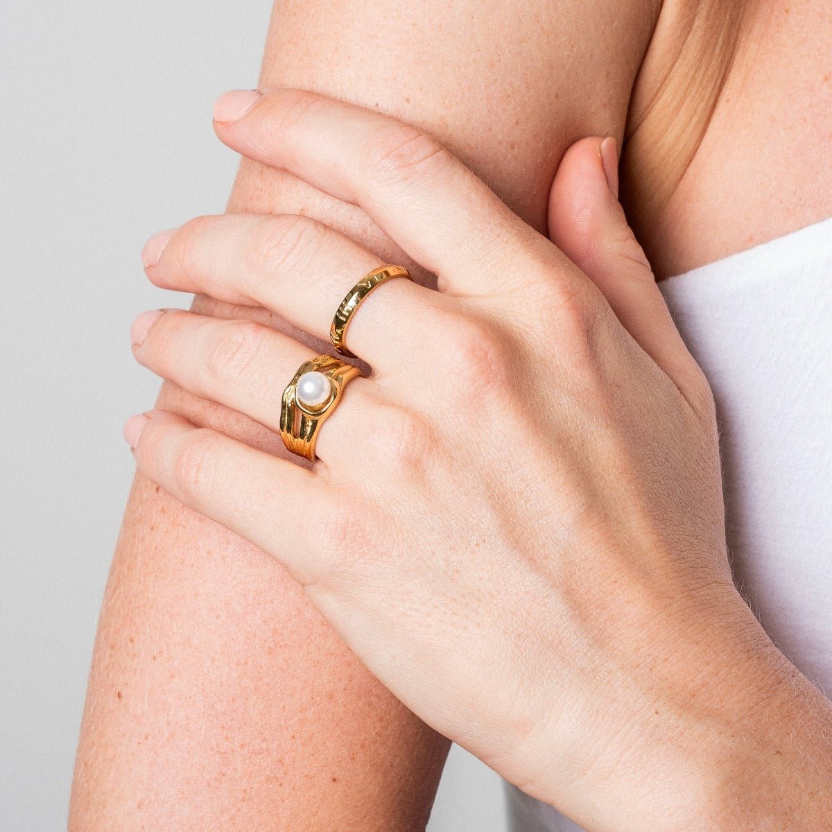 Solitaire Pearl Catalina Ring Plated in 18k Gold