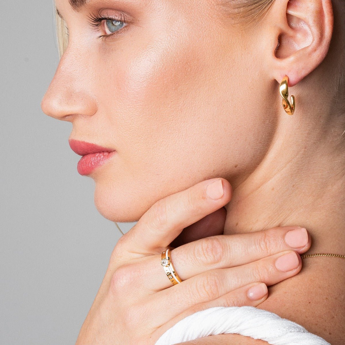 Queen Ring with Crystal Stone Plated in 18k Gold