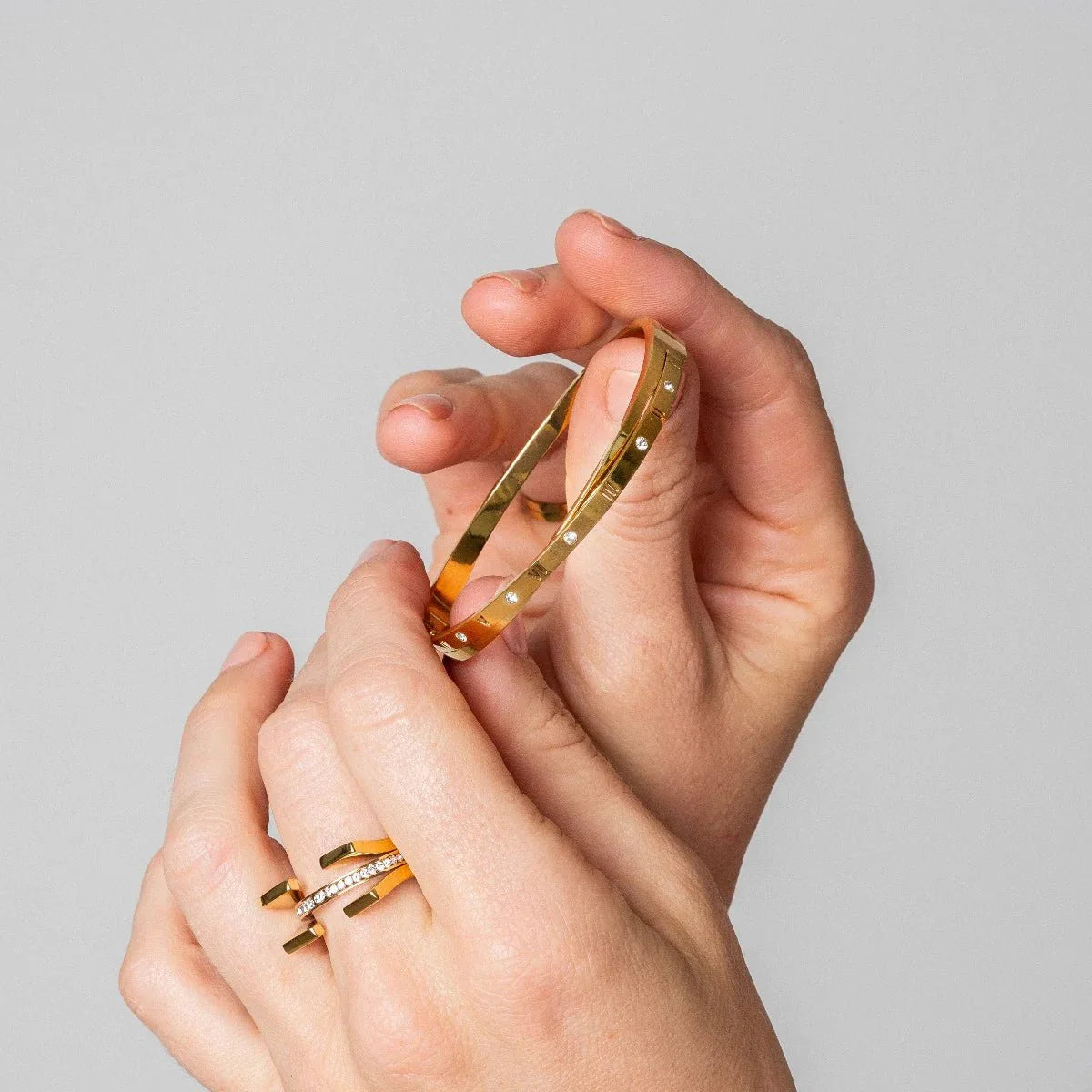 Intertwined Roman Numerals Bracelet Gold Plated 18k