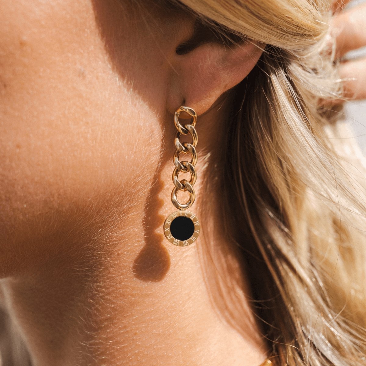 Glamour Chain Earring with Onyx Stone Plated in 18K Gold