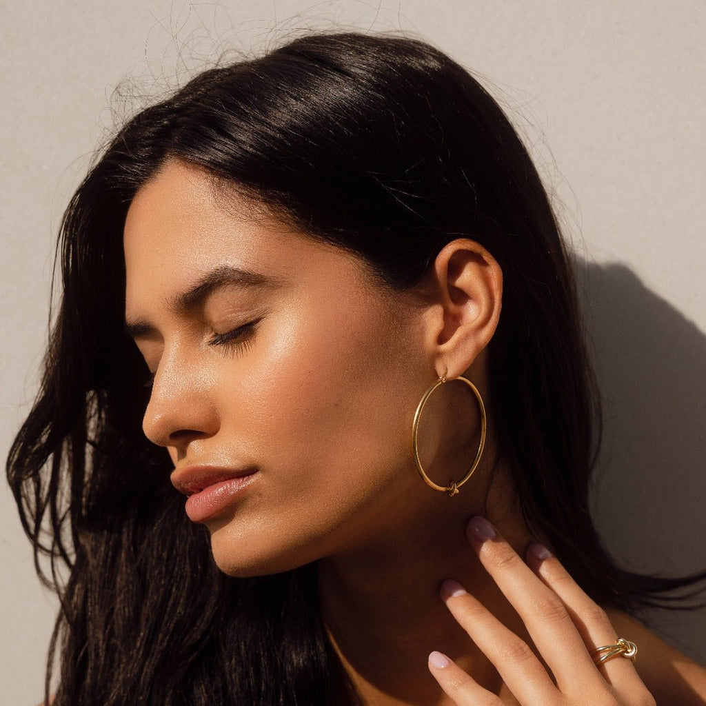 Central Knot Hoop Earring Plated in 18K Gold