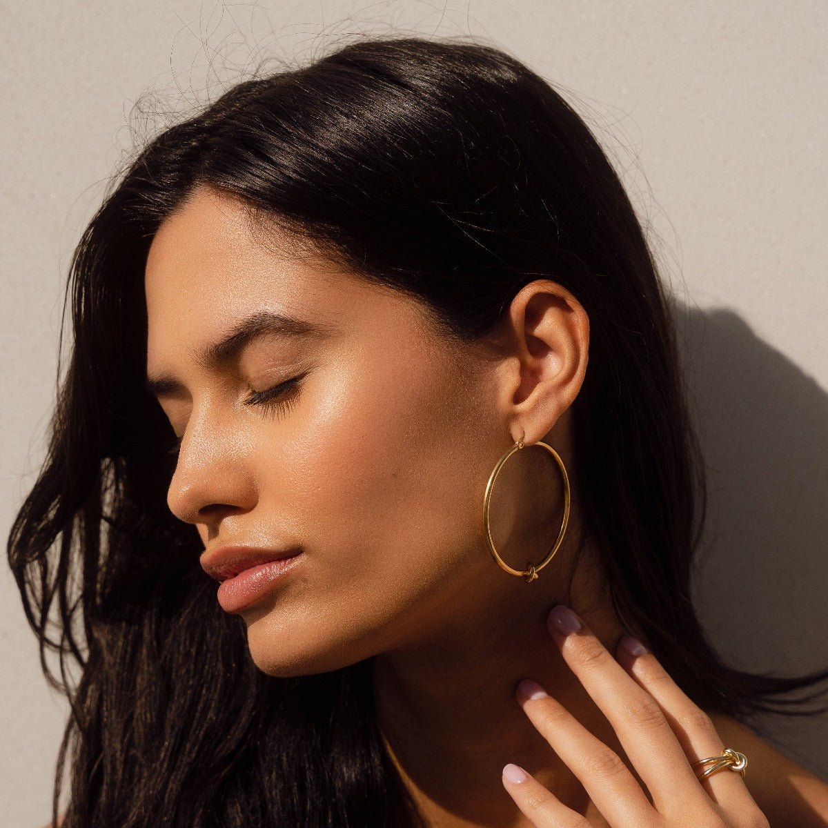 Central Knot Hoop Earring Plated in 18K Gold