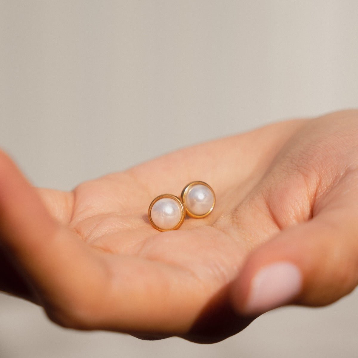 Single Pearl Earring Plated in 18K Gold