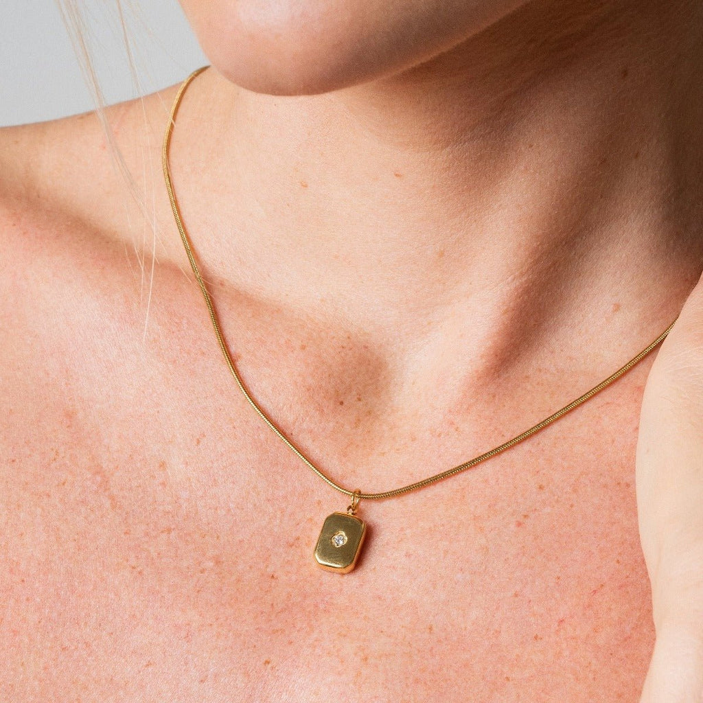 Shine Necklace Pendant Plated in 18k Gold